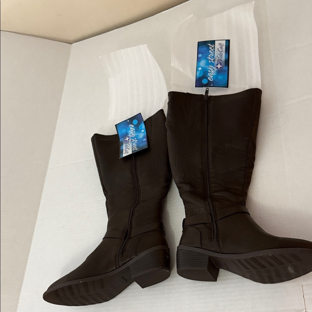 Easy Stree Louella Plus NIB 8 1/2 wide calf